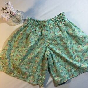 A pair of mint green floral culottes with a soft, flowing silhouette and a comfy elastic waistband. Lightweight and breezy, perfect for warm-weather outings.